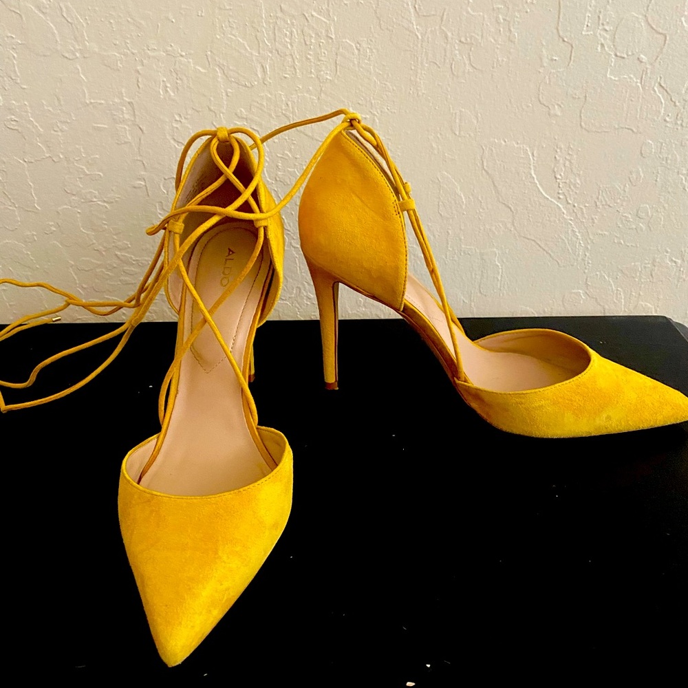 Sunshine yellow heels! ☀️